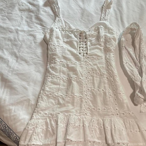 White Lace & Ruffle dress from local boutique
Size medium (fits like a S/M) - Picture 3 of 4